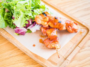 bir şiş ve sebze soslu tavuk