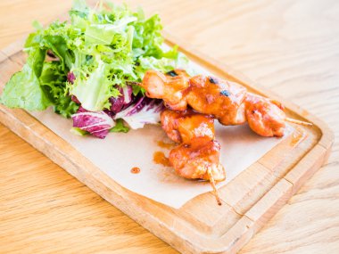 bir şiş ve sebze soslu tavuk