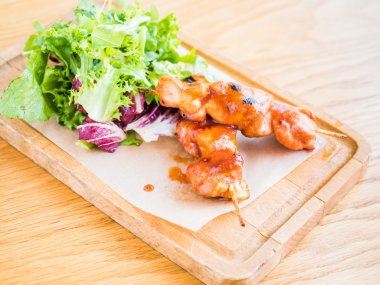 bir şiş ve sebze soslu tavuk