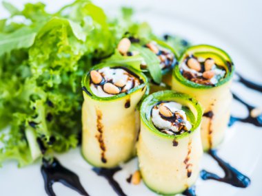 Mascarpone peyniri, fındık, yeşil salata ve soya sosu ile kabak rulo