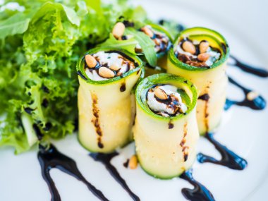 Mascarpone peyniri, fındık, yeşil salata ve soya sosu ile kabak rulo