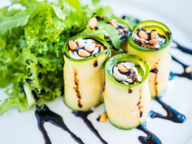 Mascarpone peyniri, fındık, yeşil salata ve soya sosu ile kabak rulo