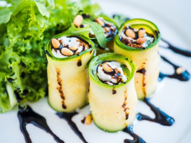 Mascarpone peyniri, fındık, yeşil salata ve soya sosu ile kabak rulo