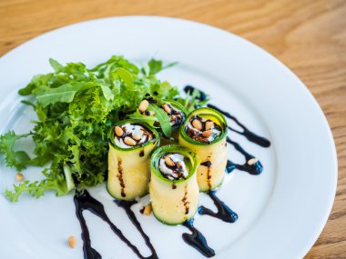 Mascarpone peyniri, fındık, yeşil salata ve soya sosu ile kabak rulo