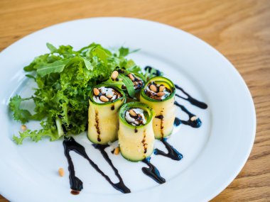 Mascarpone peyniri, fındık, yeşil salata ve soya sosu ile kabak rulo