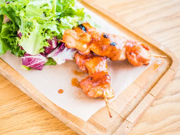 bir şiş ve sebze soslu tavuk