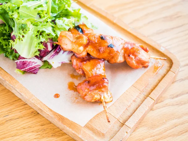 bir şiş ve sebze soslu tavuk