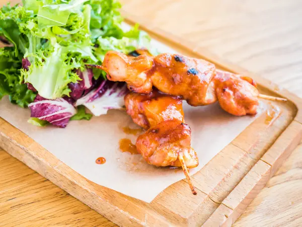 bir şiş ve sebze soslu tavuk