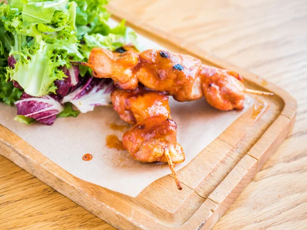 bir şiş ve sebze soslu tavuk