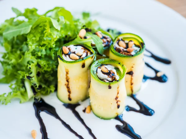 Mascarpone peyniri, fındık, yeşil salata ve soya sosu ile kabak rulo