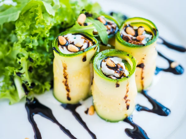 Mascarpone peyniri, fındık, yeşil salata ve soya sosu ile kabak rulo