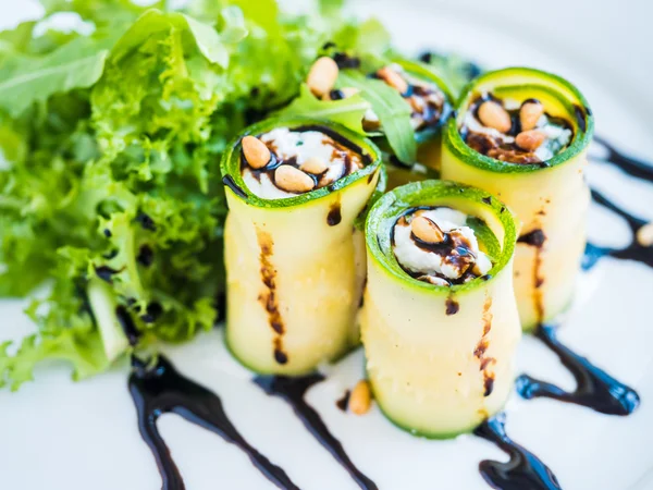 Mascarpone peyniri, fındık, yeşil salata ve soya sosu ile kabak rulo