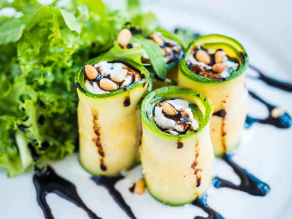 Mascarpone peyniri, fındık, yeşil salata ve soya sosu ile kabak rulo