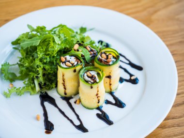 Mascarpone peyniri, fındık, yeşil salata ve soya sosu ile kabak rulo