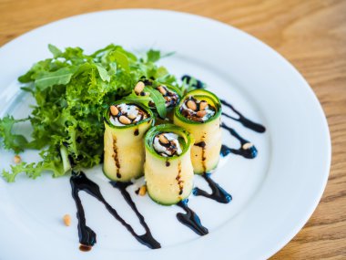 Mascarpone peyniri, fındık, yeşil salata ve soya sosu ile kabak rulo