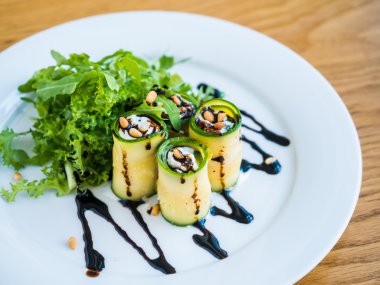 Mascarpone peyniri, fındık, yeşil salata ve soya sosu ile kabak rulo