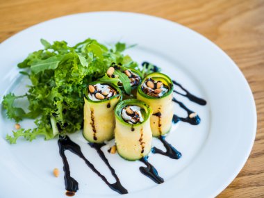 Mascarpone peyniri, fındık, yeşil salata ve soya sosu ile kabak rulo