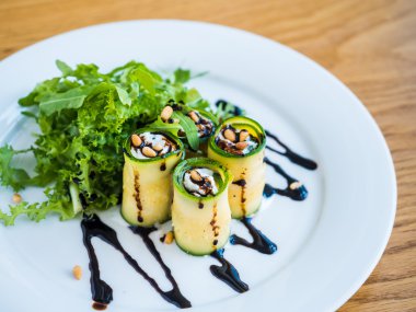 Mascarpone peyniri, fındık, yeşil salata ve soya sosu ile kabak rulo