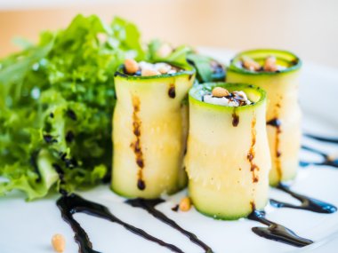 Mascarpone peyniri, fındık, yeşil salata ve soya sosu ile kabak rulo