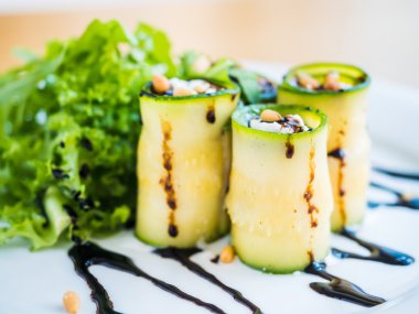 Mascarpone peyniri, fındık, yeşil salata ve soya sosu ile kabak rulo