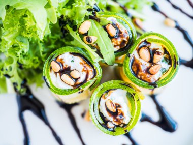 Mascarpone peyniri, fındık, yeşil salata ve soya sosu ile kabak rulo