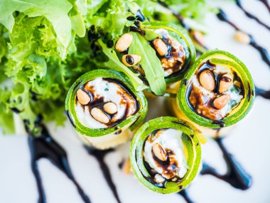 Mascarpone peyniri, fındık, yeşil salata ve soya sosu ile kabak rulo