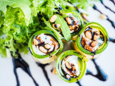 Mascarpone peyniri, fındık, yeşil salata ve soya sosu ile kabak rulo