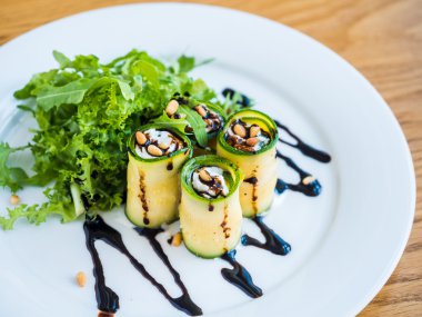 Mascarpone peyniri, fındık, yeşil salata ve soya sosu ile kabak rulo
