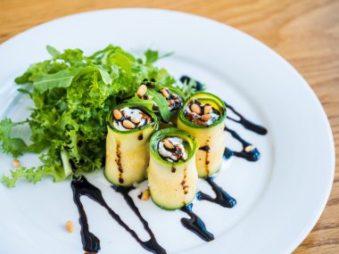 Mascarpone peyniri, fındık, yeşil salata ve soya sosu ile kabak rulo