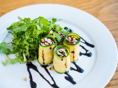 Mascarpone peyniri, fındık, yeşil salata ve soya sosu ile kabak rulo