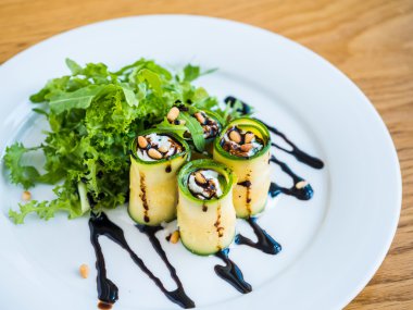 Mascarpone peyniri, fındık, yeşil salata ve soya sosu ile kabak rulo