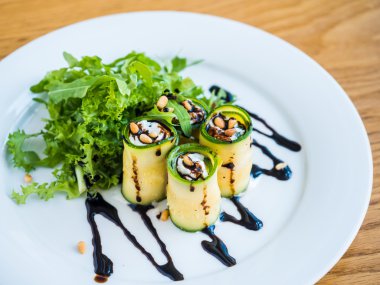 Mascarpone peyniri, fındık, yeşil salata ve soya sosu ile kabak rulo