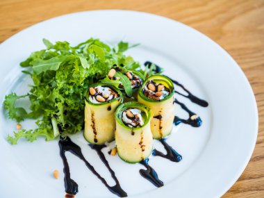 Mascarpone peyniri, fındık, yeşil salata ve soya sosu ile kabak rulo