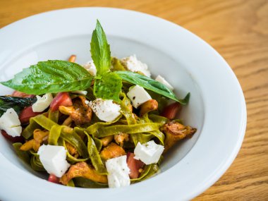 Cantharellus cibarius mantar, beyaz peynir ve biber yeşil makarna makarna