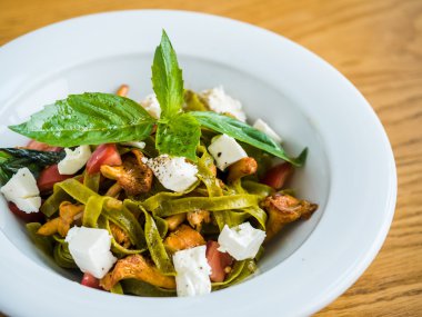 Cantharellus cibarius mantar, beyaz peynir ve biber yeşil makarna makarna