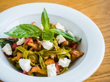Cantharellus cibarius mantar, beyaz peynir ve biber yeşil makarna makarna