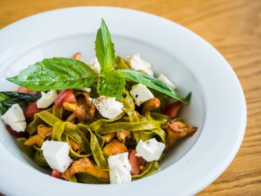 Cantharellus cibarius mantar, beyaz peynir ve biber yeşil makarna makarna