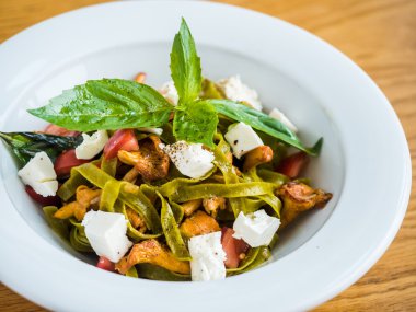 Cantharellus cibarius mantar, beyaz peynir ve biber yeşil makarna makarna