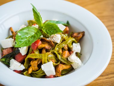 Cantharellus cibarius mantar, beyaz peynir ve biber yeşil makarna makarna