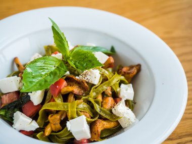 Cantharellus cibarius mantar, beyaz peynir ve biber yeşil makarna makarna