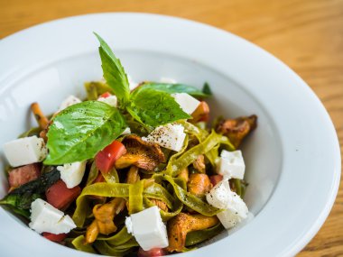 Cantharellus cibarius mantar, beyaz peynir ve biber yeşil makarna makarna