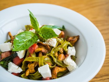 Cantharellus cibarius mantar, beyaz peynir ve biber yeşil makarna makarna