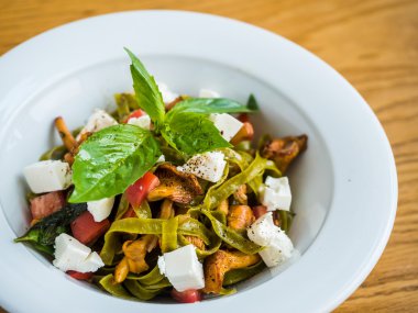 Cantharellus cibarius mantar, beyaz peynir ve biber yeşil makarna makarna