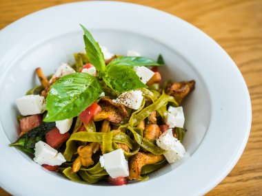 Cantharellus cibarius mantar, beyaz peynir ve biber yeşil makarna makarna