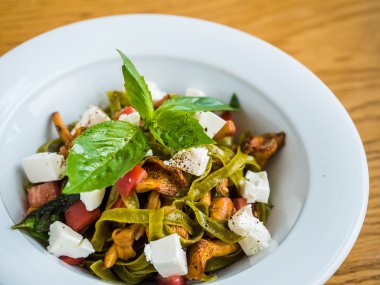 Cantharellus cibarius mantar, beyaz peynir ve biber yeşil makarna makarna