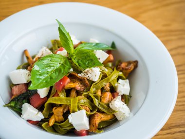 Cantharellus cibarius mantar, beyaz peynir ve biber yeşil makarna makarna