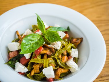 Cantharellus cibarius mantar, beyaz peynir ve biber yeşil makarna makarna