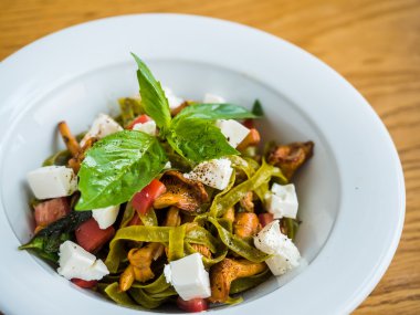 Cantharellus cibarius mantar, beyaz peynir ve biber yeşil makarna makarna