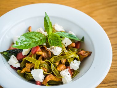 Cantharellus cibarius mantar, beyaz peynir ve biber yeşil makarna makarna