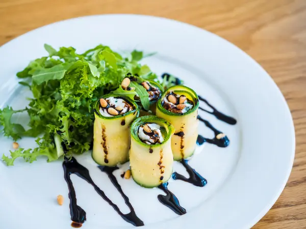 Rotoli di zucchine con mascarpone, noci, insalata verde e salsa di soia — Foto Stock